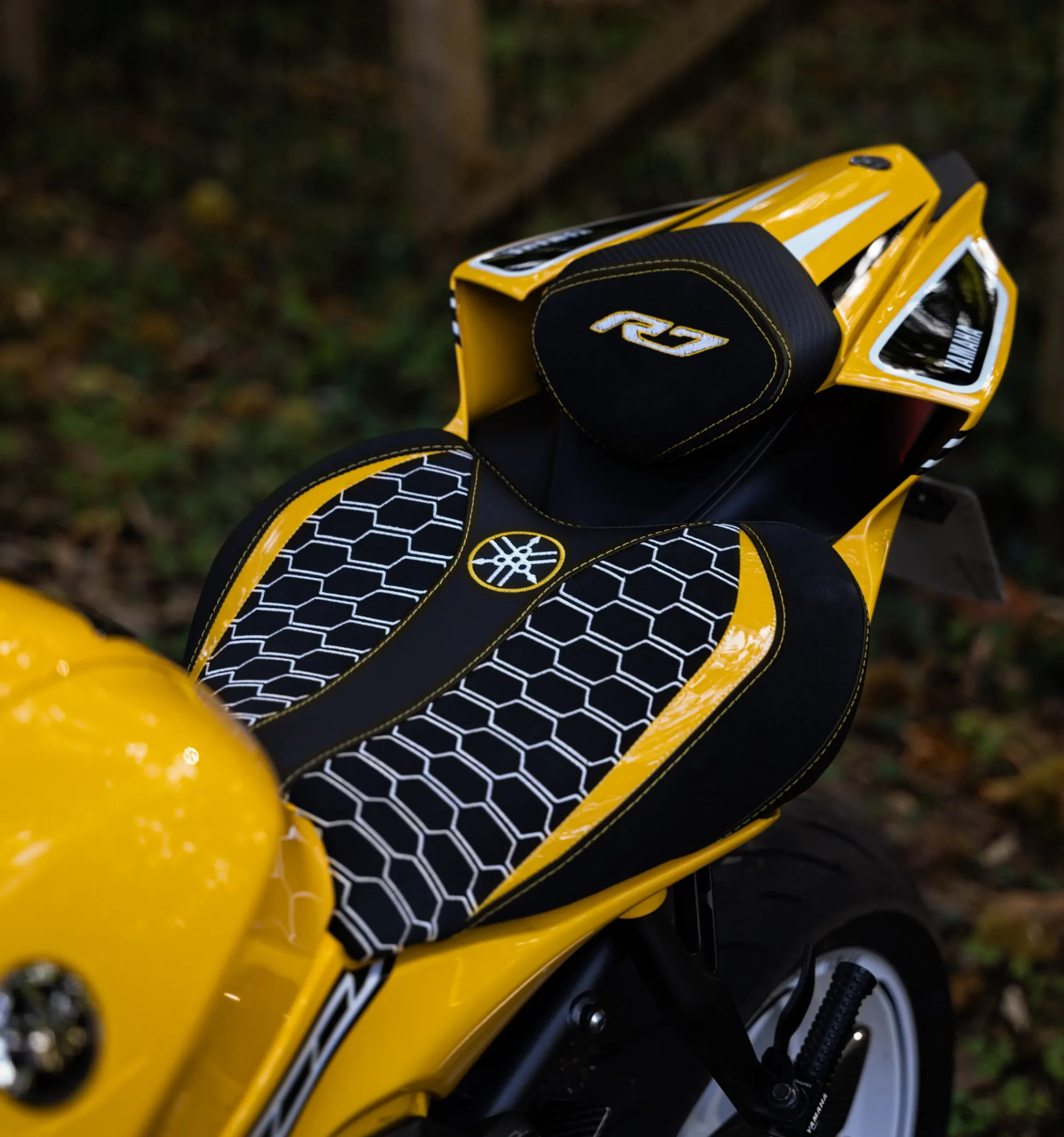 Selle confort moto Yamaha R7 avant seul avec dosseret capot Ref : 2042