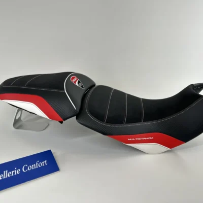 Cette selle confort pour Ducati Multistrada 1200 S est conçue pour offrir un meilleur soutien et un confort supérieur lors de vos longues aventures. Elle remplace la selle d’origine, offrant une conduite plus agréable sans sacrifier l’esthétique ou la performance de votre moto.