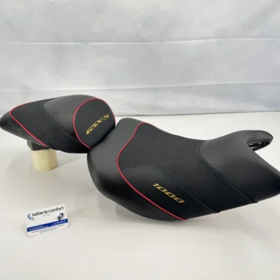 Cette selle confort pour Suzuki GSX-S 1000 est conçue pour offrir un confort exceptionnel et un soutien optimal. Avec son rembourrage ergonomique, elle réduit la fatigue sur les longues distances tout en maintenant un design sportif et élégant.