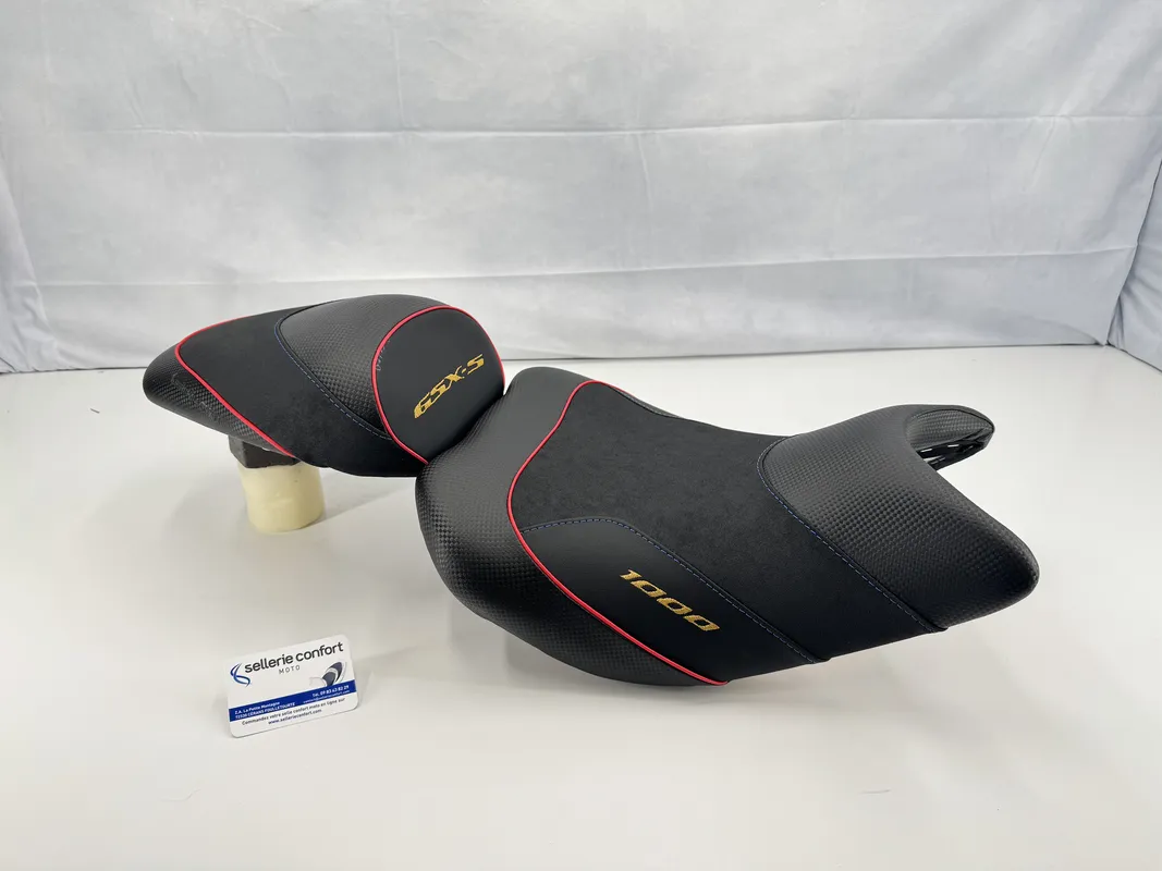 Cette selle confort pour Suzuki GSX-S 1000 est conçue pour offrir un confort exceptionnel et un soutien optimal. Avec son rembourrage ergonomique, elle réduit la fatigue sur les longues distances tout en maintenant un design sportif et élégant.