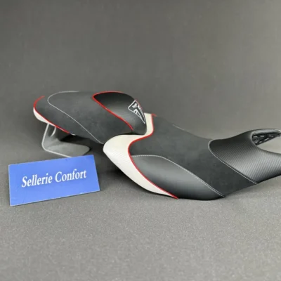 Optimisez votre expérience de conduite avec cette selle confort spécialement conçue pour la Triumph Daytona 660. Avec son rembourrage ergonomique et son revêtement haut de gamme, elle offre un soutien optimal pour les longues balades et réduit la fatigue. Parfaite pour les passionnés de sportives qui recherchent à la fois performance et confort.