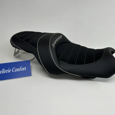 Selle confort design pour Scrambler 125 mise en avant : revêtement résistant, finitions soignées avec surpiqûres élégantes, et profil ergonomique pour un style affirmé et un confort optimal sur tous les trajets.