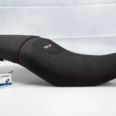 Offrez à votre Triumph Trident 660 une nouvelle dimension de confort avec cette selle ergonomique. Conçue pour les longs trajets, elle combine un rembourrage optimisé et des matériaux haut de gamme pour réduire la fatigue et améliorer l’expérience de conduite. Son design soigné s’intègre parfaitement à l’esthétique de la moto, tout en ajoutant une touche de style et de fonctionnalité.